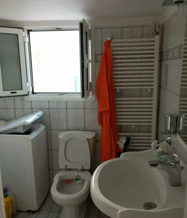 1-bedroom Building In Keratsini, Greece (320 M²)