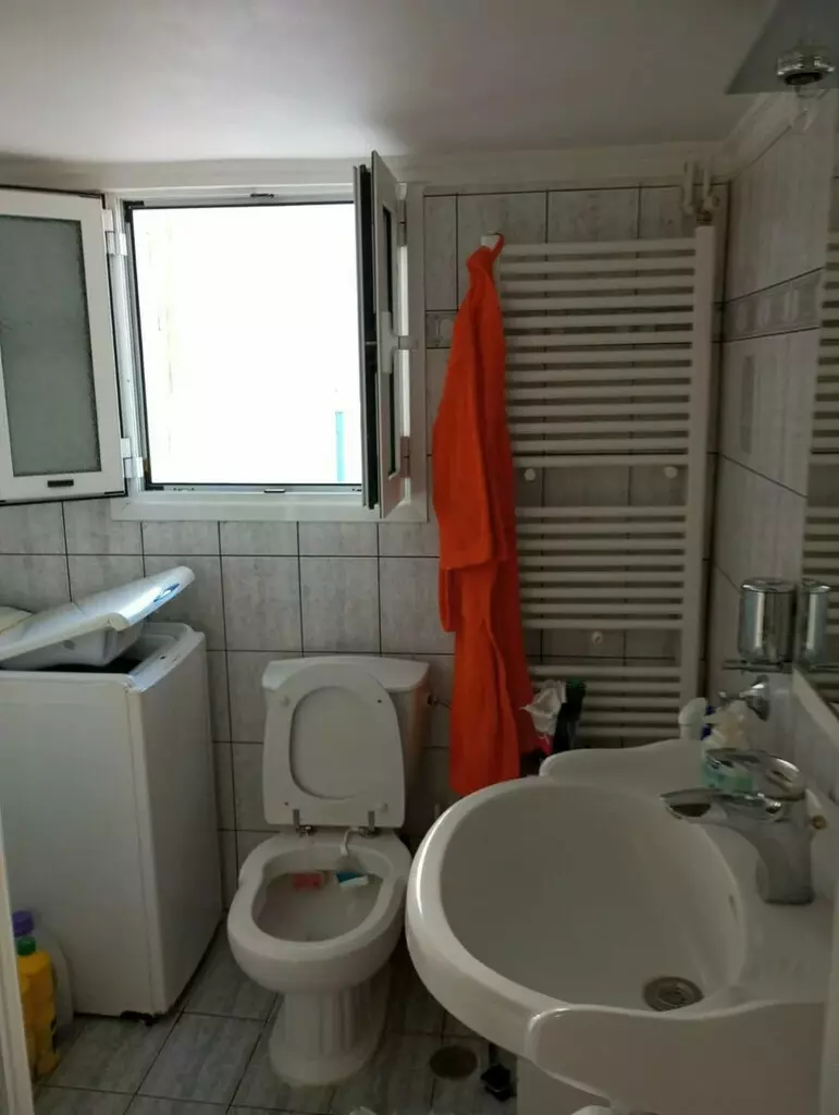 1-bedroom Building In Keratsini, Greece (320 M²)