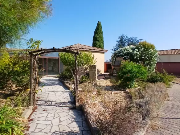 4-bedroom Detached House In Maureilhan, France (130 M²)