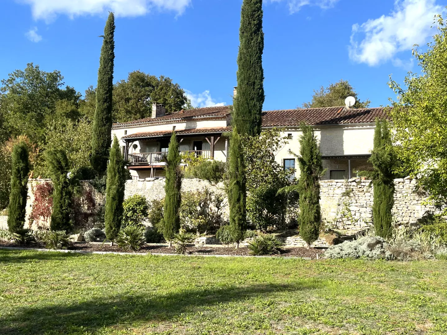 4-bedroom Country House In Saint-ciers-sur-bonnieure, France (269 M²)