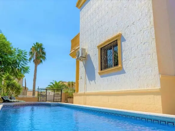 3-bedroom Villa In Alicante, Spain (132 M²)