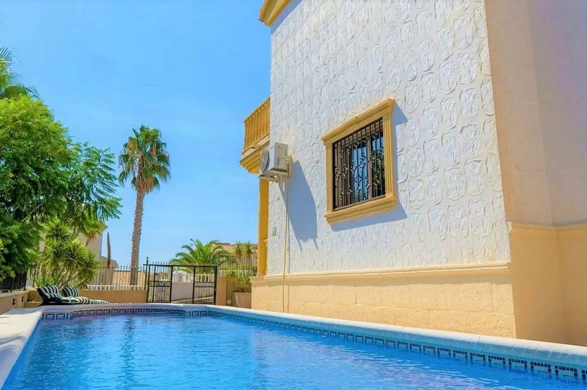 3-bedroom Villa In Alicante, Spain (132 M²)
