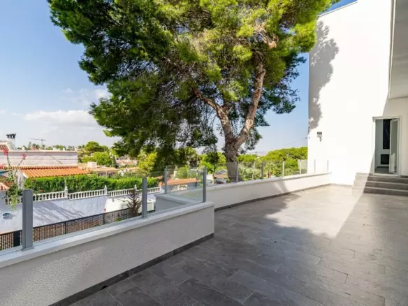 6-bedroom Villa In Torrevieja, Spain (286 M²)