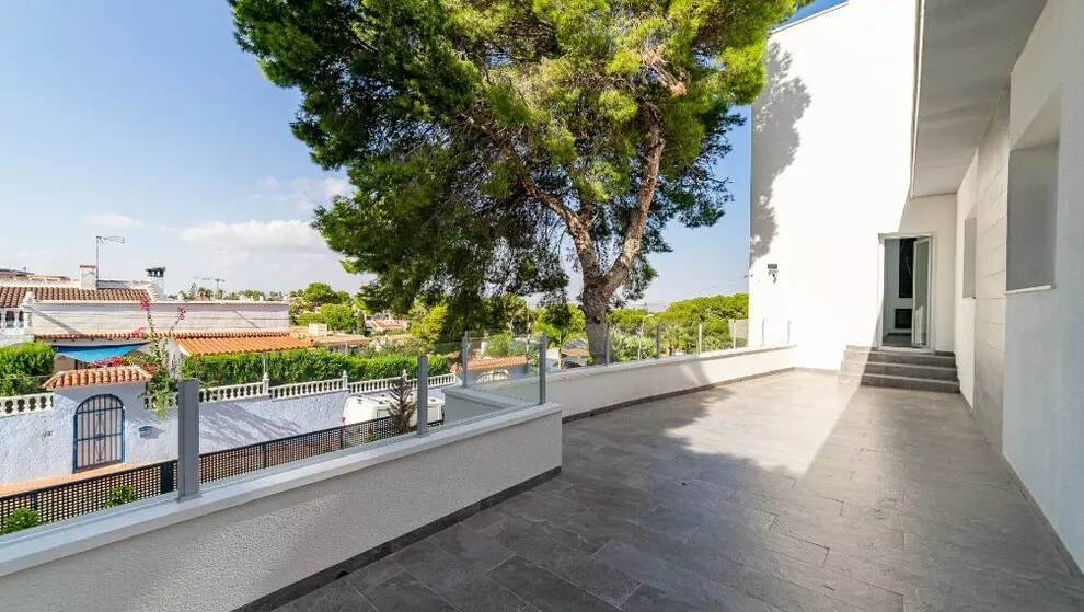 6-bedroom Villa In Torrevieja, Spain (286 M²)