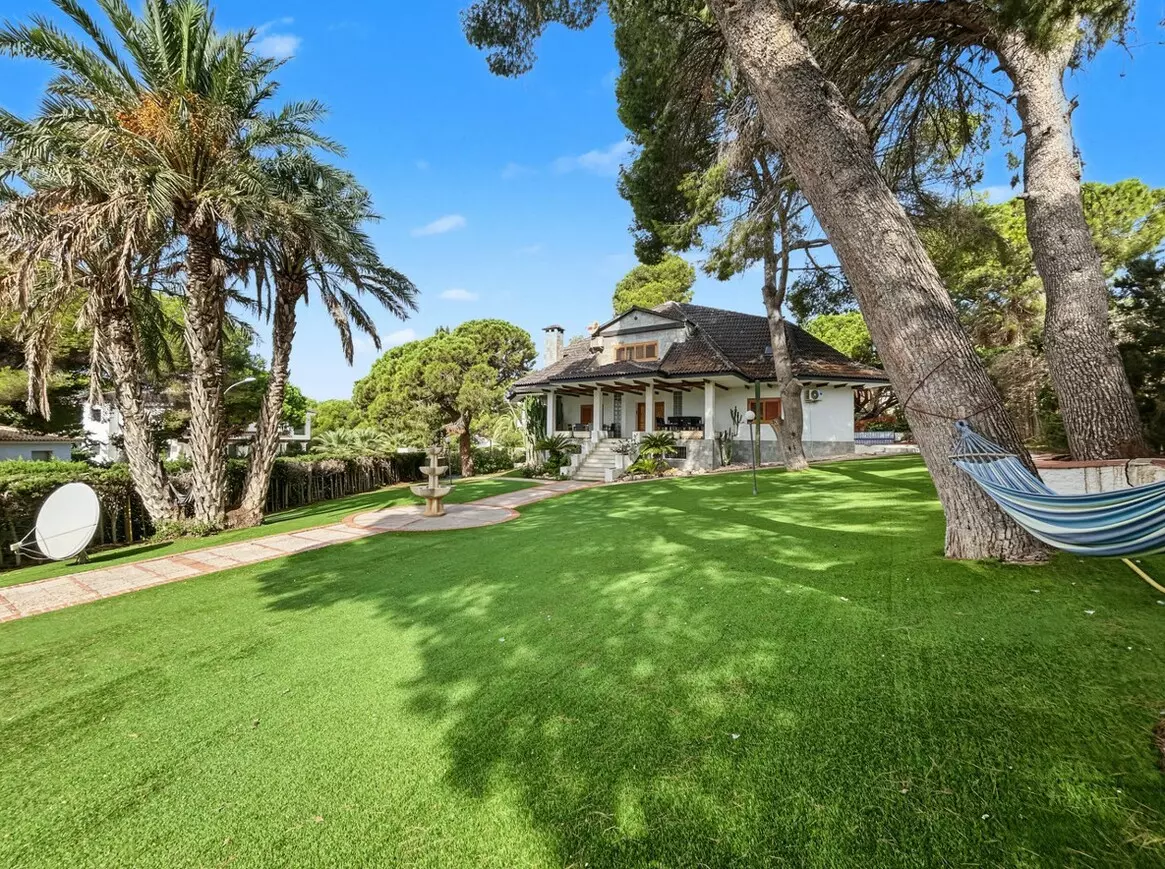 7-bedroom Villa In Orihuela Costa, Spain (450 M²)
