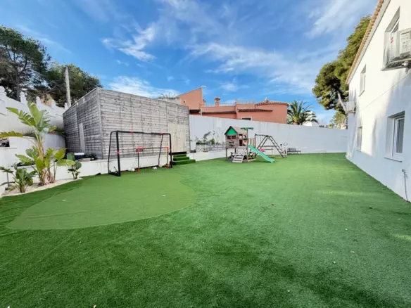 6-bedroom Villa In Orihuela Costa, Spain (240 M²)