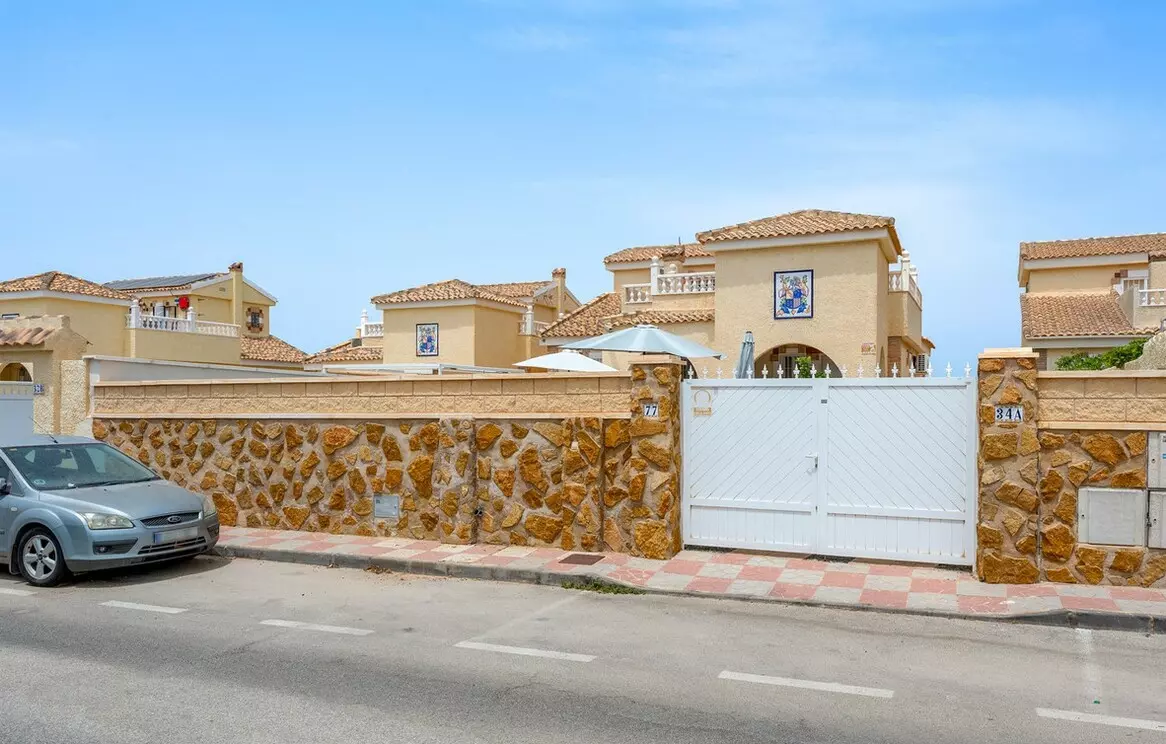 3-bedroom Villa In Santa Pola, Spain (195 M²)