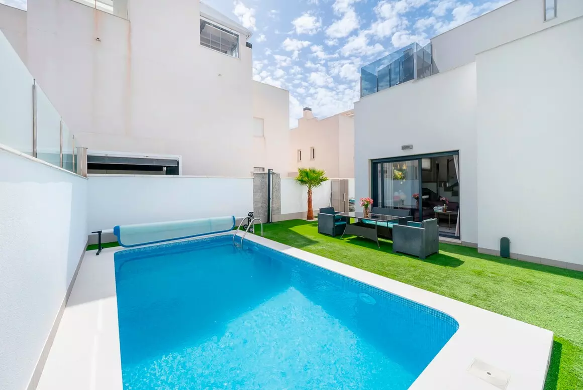 5-bedroom Villa In Torrevieja, Spain (194 M²)