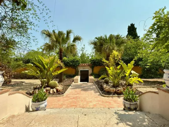 6-bedroom Villa In Alicante, Spain (500 M²)