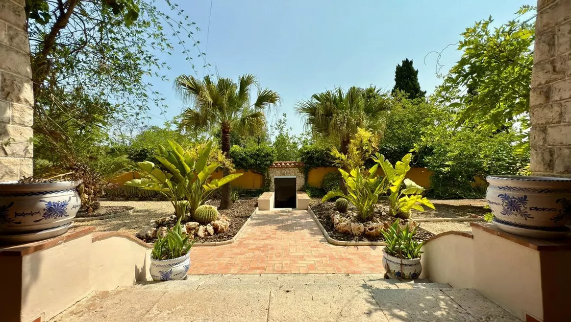 6-bedroom Villa In Alicante, Spain (500 M²)