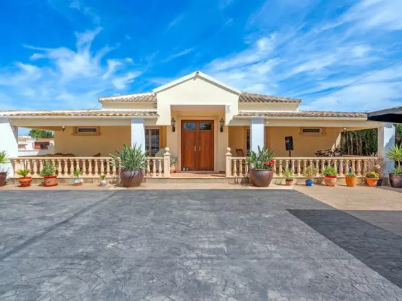 6-bedroom Country House In Almoradi, Spain (286 M²)