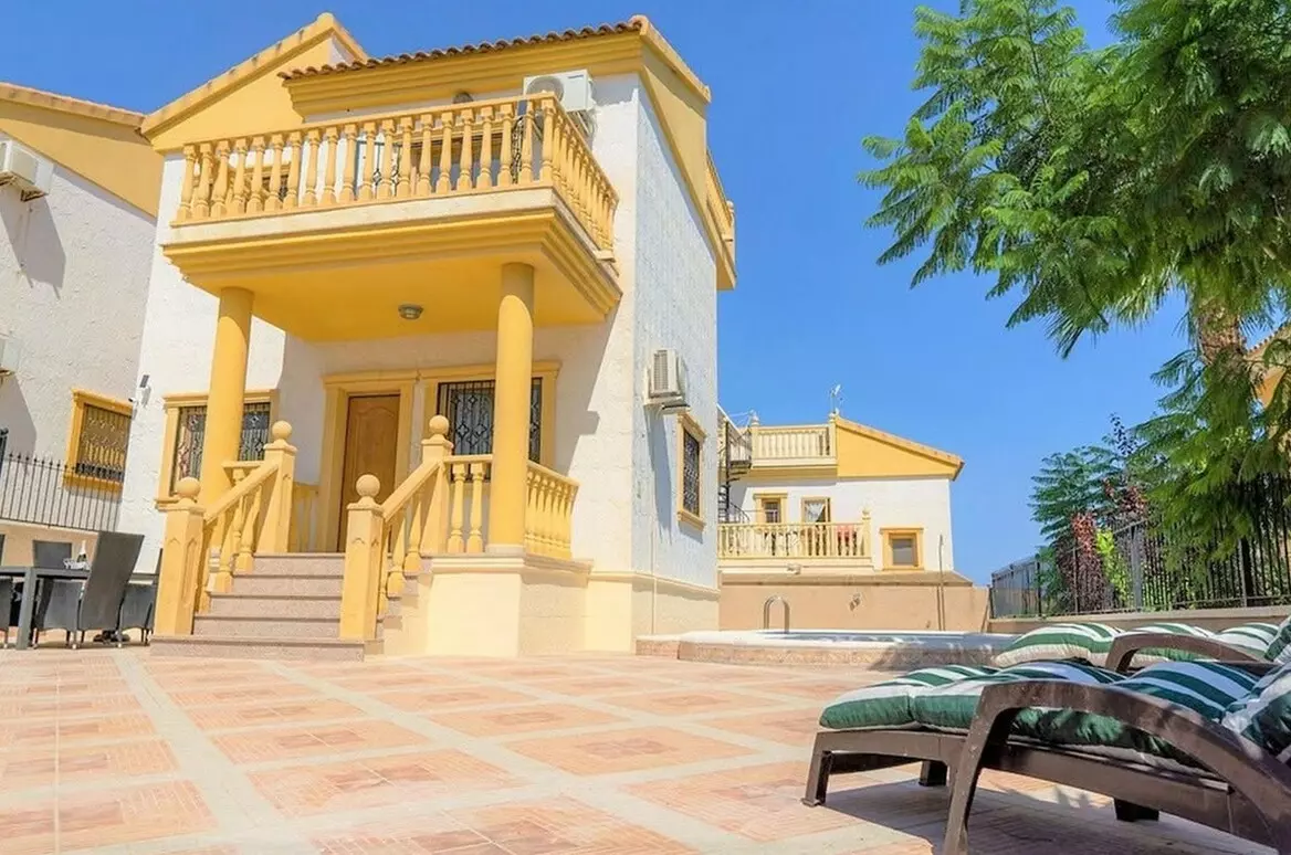 3-bedroom Villa In Alicante, Spain (132 M²)
