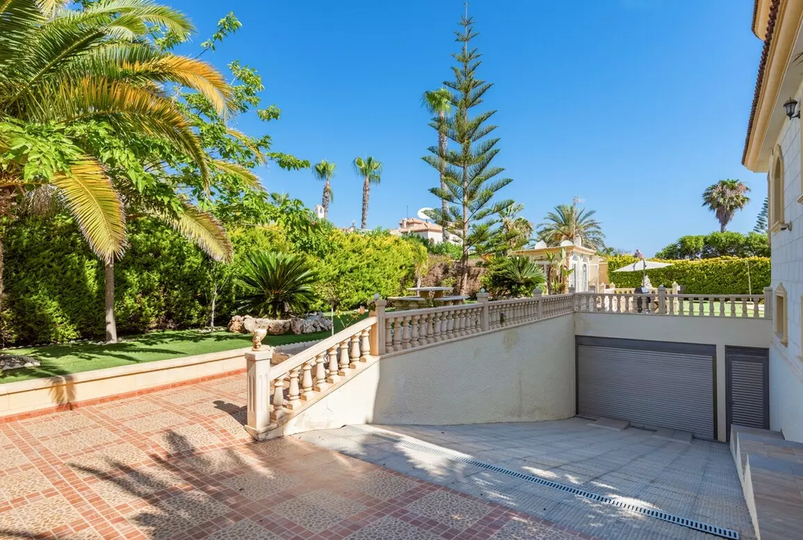 6-bedroom Villa In Orihuela Costa, Spain (760 M²)