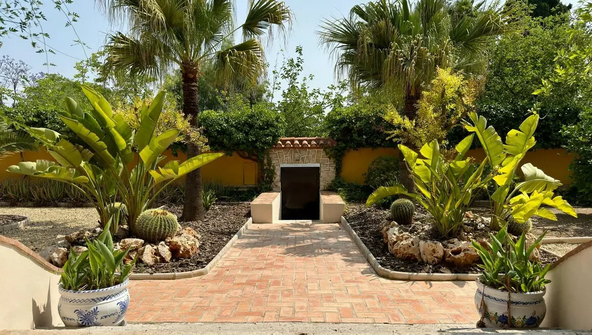 6-bedroom Villa In Alicante, Spain (500 M²)