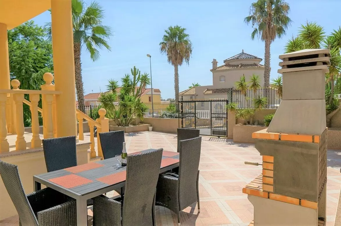 3-bedroom Villa In Alicante, Spain (132 M²)