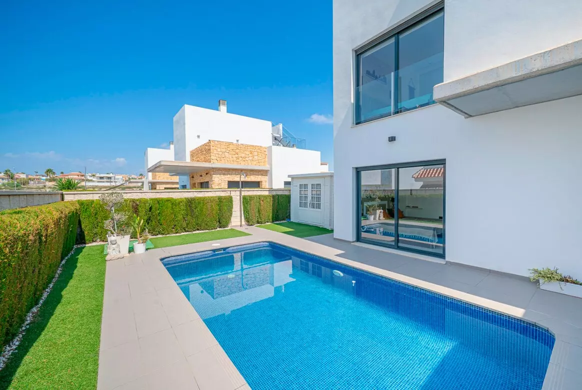 3-bedroom Villa In Rojales, Spain (136 M²)