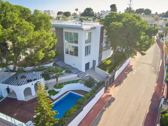 6-bedroom Villa In Torrevieja, Spain (286 M²)