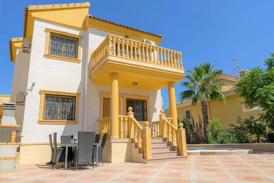 3-bedroom Villa In Alicante, Spain (132 M²)