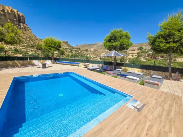 3-bedroom Villa In Crevillent, Spain (140 M²)