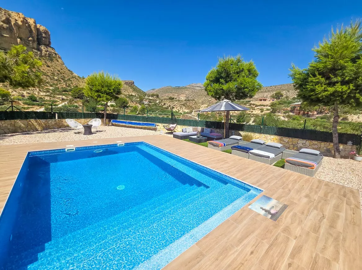 3-bedroom Villa In Crevillent, Spain (140 M²)