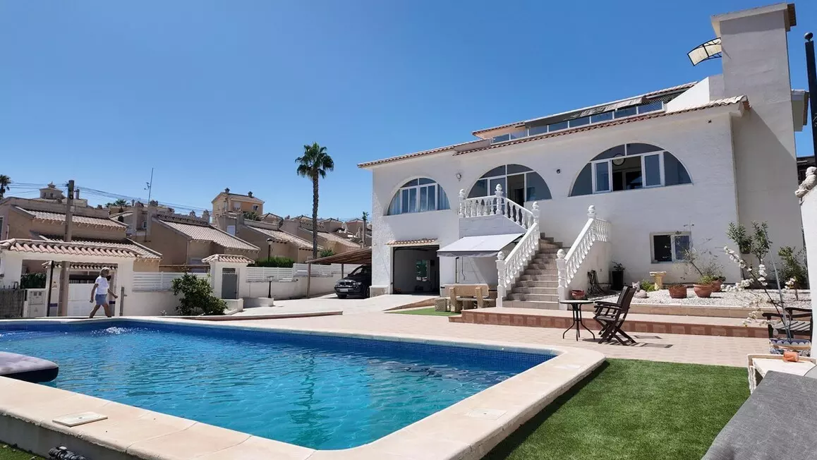 5-bedroom Villa In San Miguel De Salinas, Spain (557 M²)