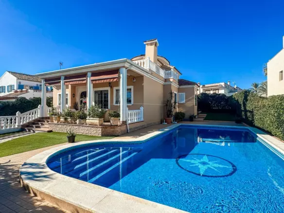 6-bedroom Villa In Torrevieja, Spain (290 M²)