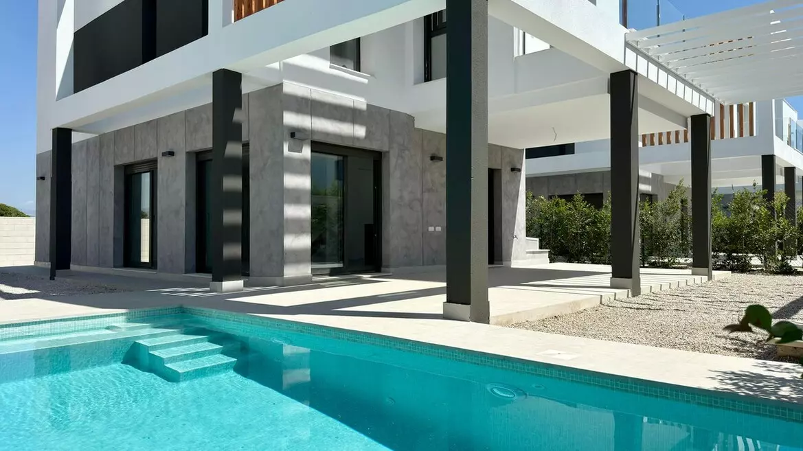4-bedroom Villa In Alicante, Spain (224 M²)