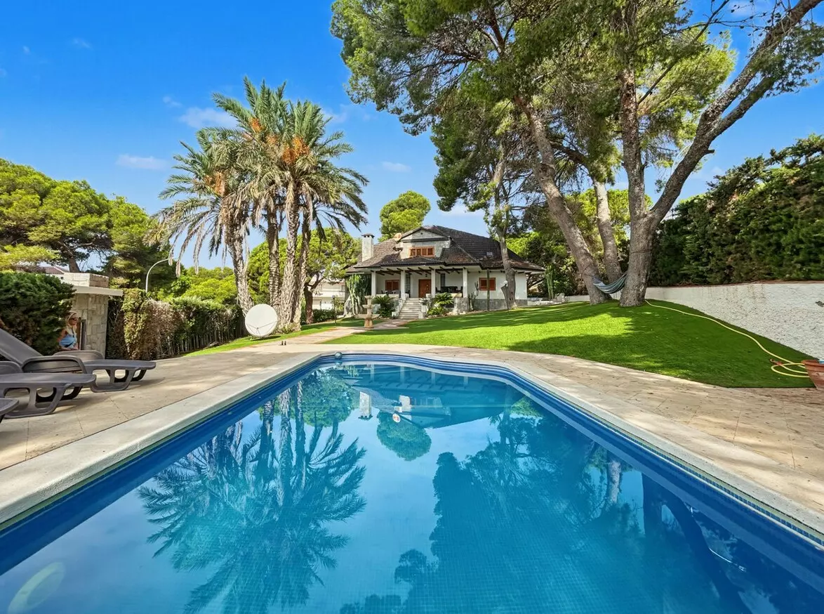 7-bedroom Villa In Orihuela Costa, Spain (450 M²)