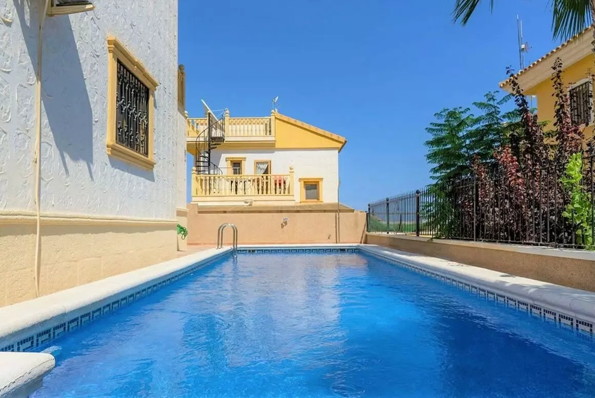 3-bedroom Villa In Alicante, Spain (132 M²)