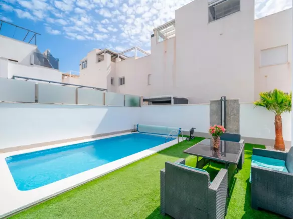 5-bedroom Villa In Torrevieja, Spain (194 M²)