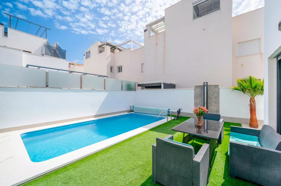 5-bedroom Villa In Torrevieja, Spain (194 M²)