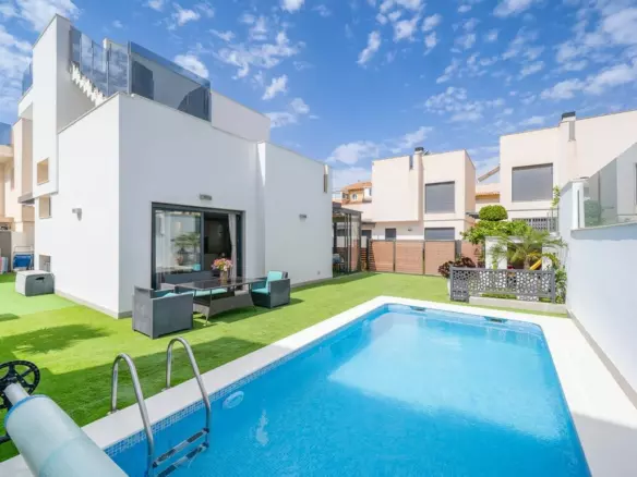 5-bedroom Villa In Torrevieja, Spain (194 M²)
