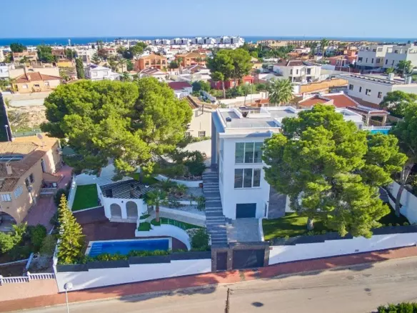 6-bedroom Villa In Torrevieja, Spain (286 M²)