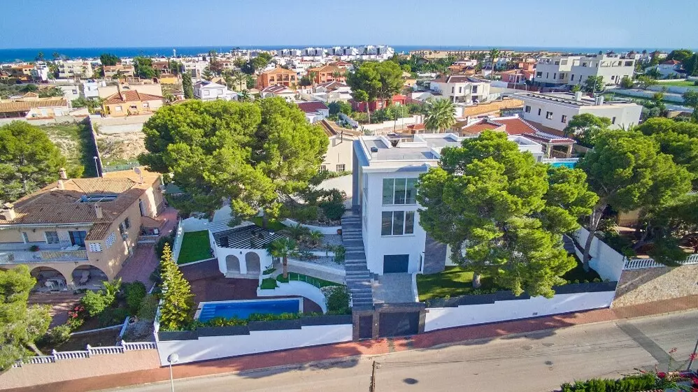 6-bedroom Villa In Torrevieja, Spain (286 M²)
