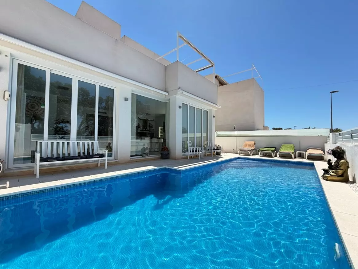 4-bedroom Villa In Pilar De La Horadada, Spain (160 M²)