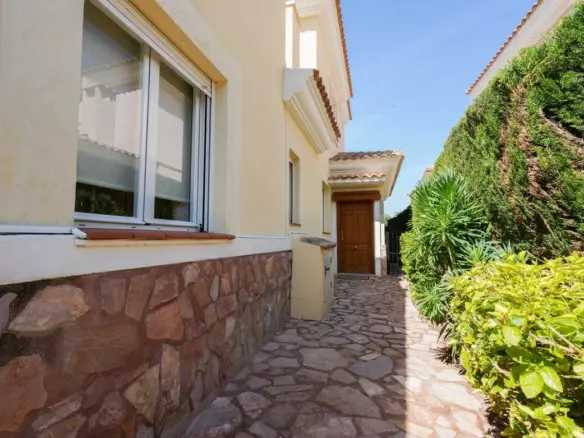 3-bedroom Semi In Alicante, Spain (105 M²)