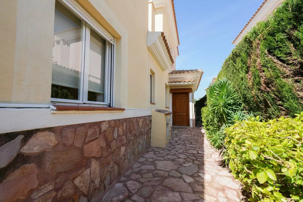 3-bedroom Semi In Alicante, Spain (105 M²)