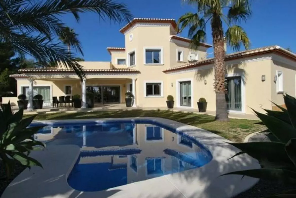 4-bedroom Villa In Alicante, Spain (464 M²)