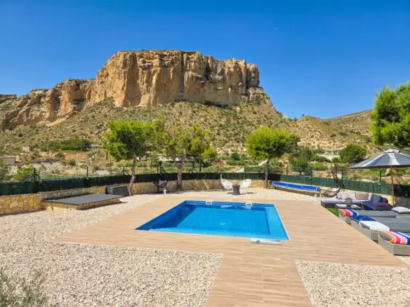 3-bedroom Villa In Crevillent, Spain (140 M²)