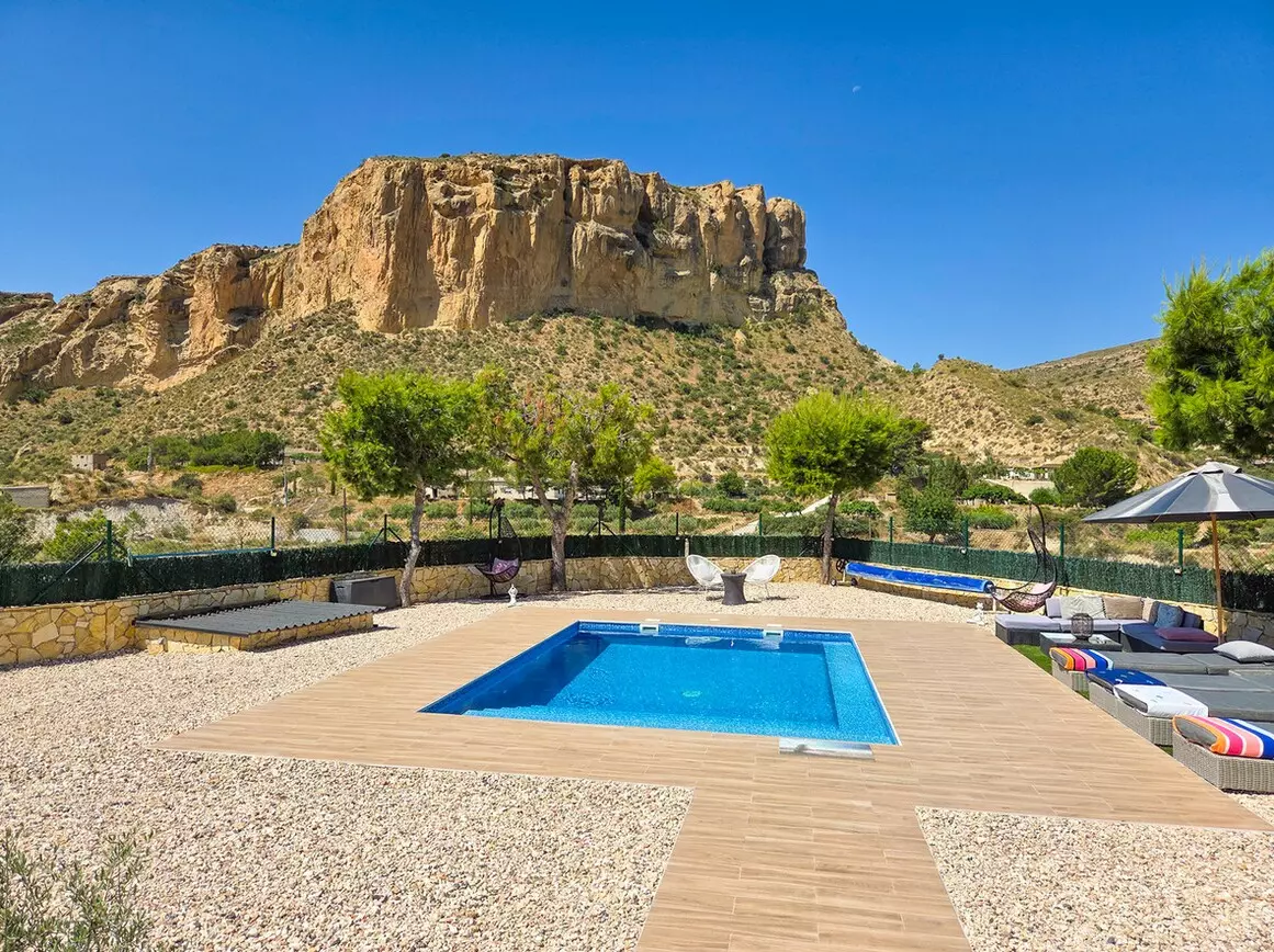3-bedroom Villa In Crevillent, Spain (140 M²)