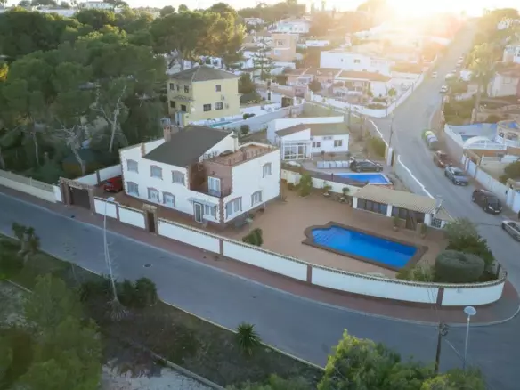 7-bedroom Villa In Orihuela Costa, Spain (284 M²)