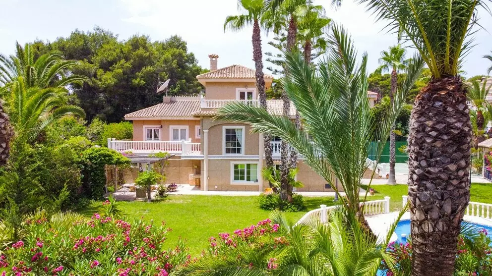 7-bedroom Villa In Orihuela Costa, Spain (430 M²)