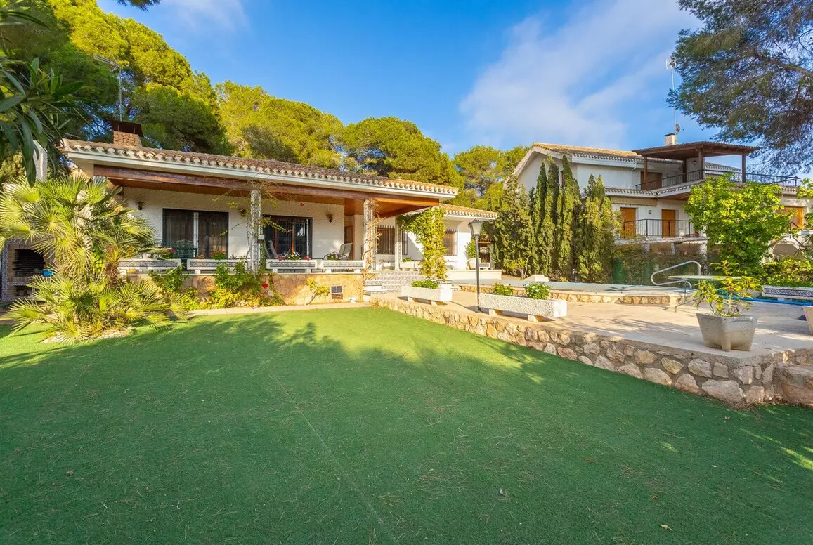 6-bedroom Villa In Orihuela Costa, Spain (204 M²)
