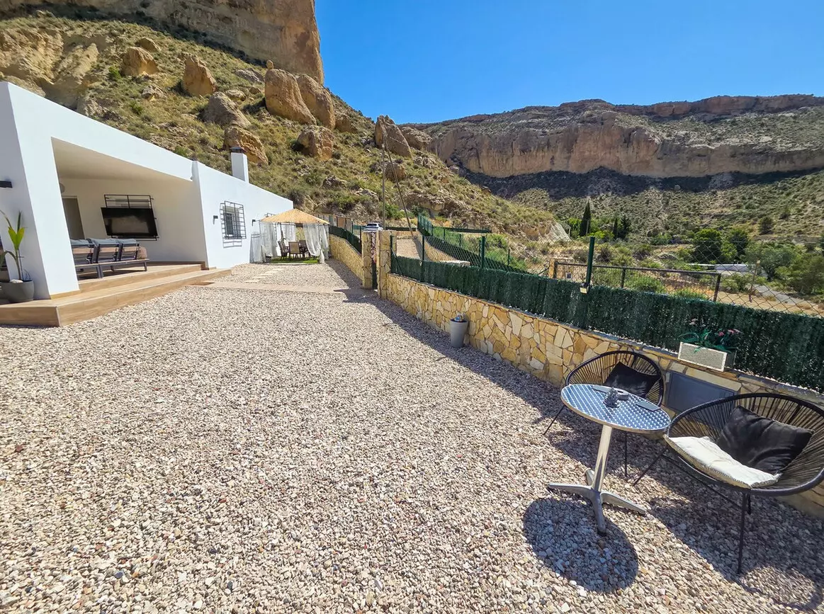 3-bedroom Villa In Crevillent, Spain (140 M²)