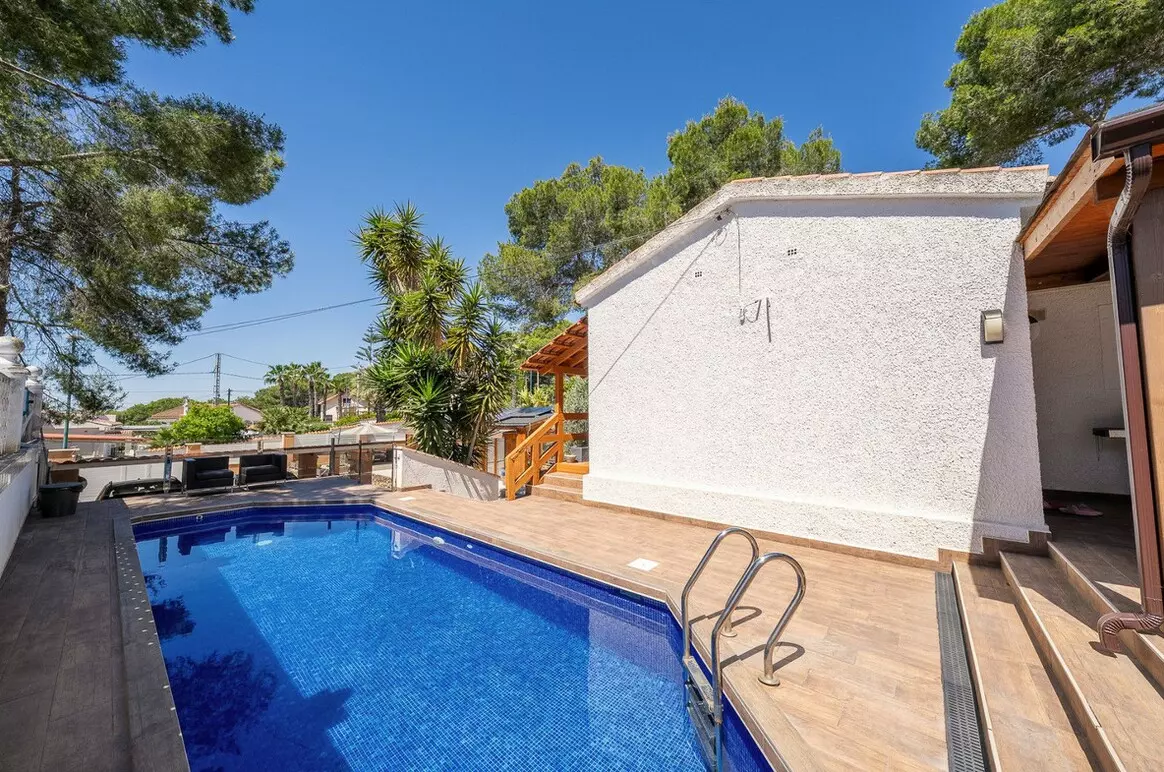 4-bedroom Villa In Pilar De La Horadada, Spain (168 M²)