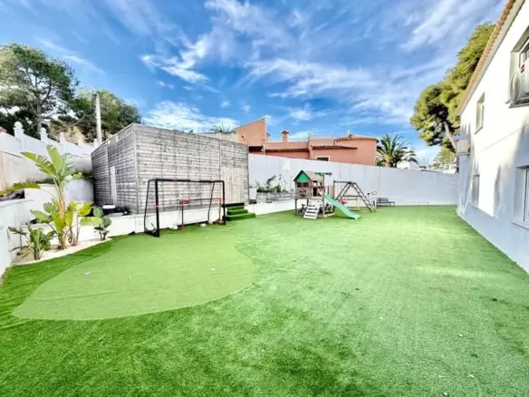 6-bedroom Villa In Orihuela Costa, Spain (218 M²)