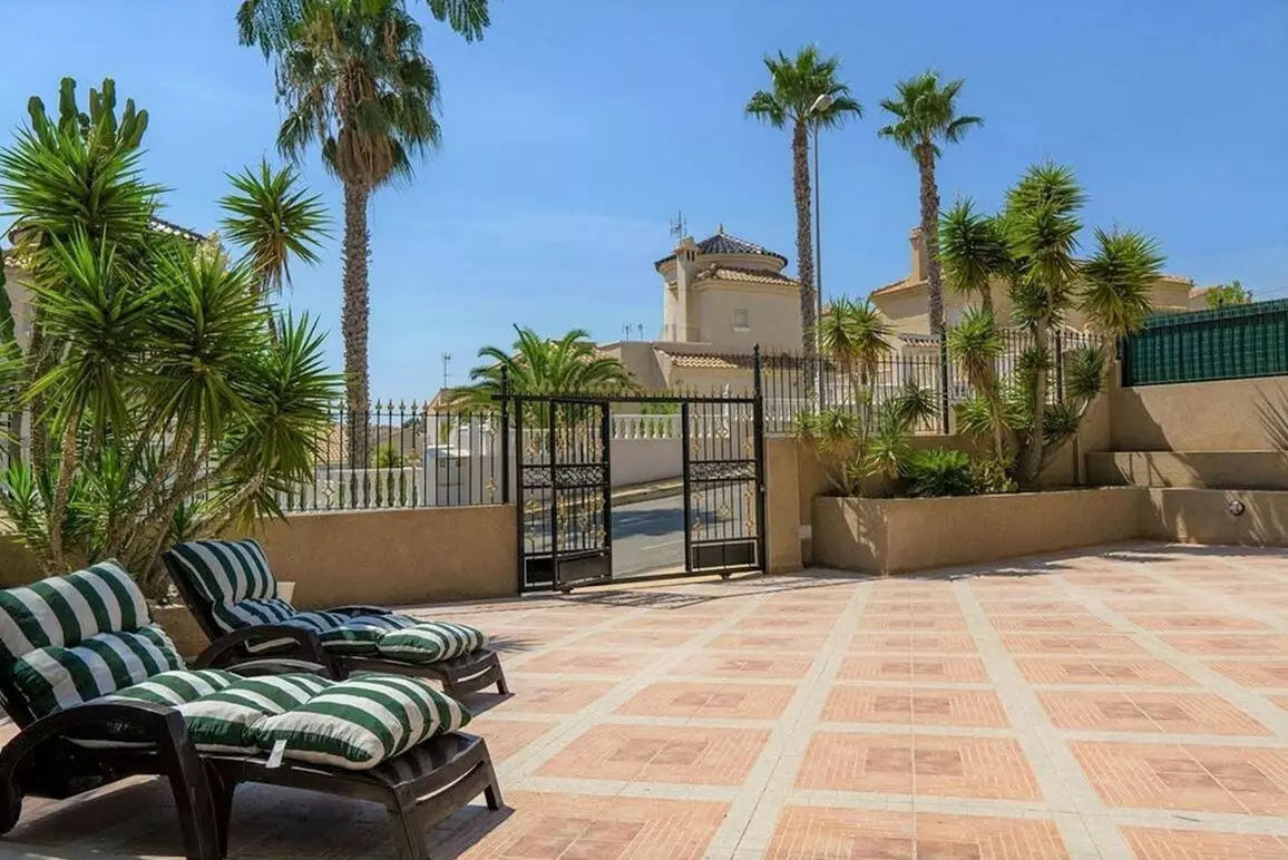 3-bedroom Villa In Alicante, Spain (132 M²)