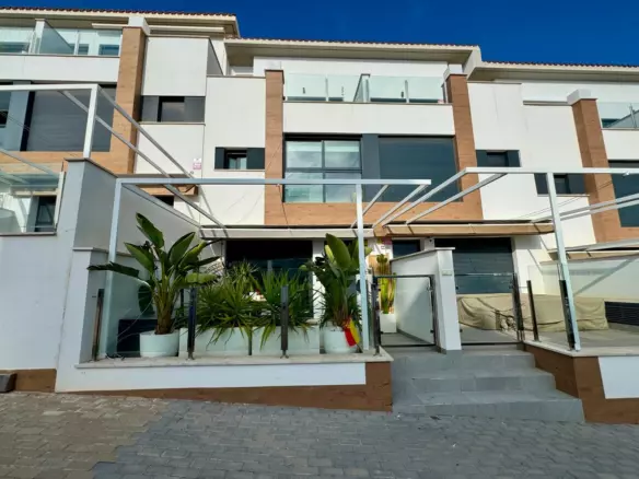 4-bedroom Townhouse In Guardamar Del Segura, Spain (139 M²)