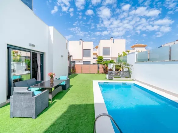 5-bedroom Villa In Torrevieja, Spain (194 M²)