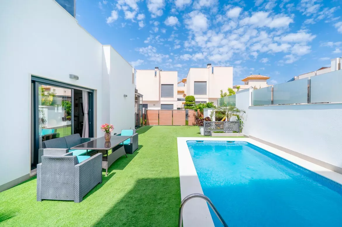 5-bedroom Villa In Torrevieja, Spain (194 M²)